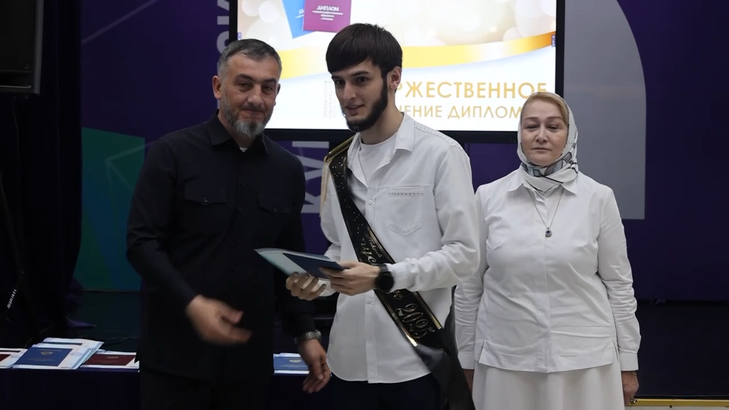 Сегодня в Чеченском государственном колледже культуры и искусств им. В.А. Татаева состоялось одно из самых волнительных и значимых событий — торжественная церемония вручения дипломов выпускникам.
